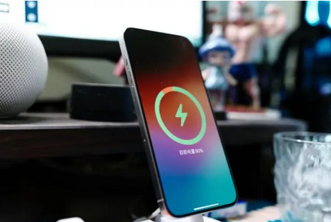 图木舒克苹果15换屏服务分享用什么充电器给iPhone15充电更好 